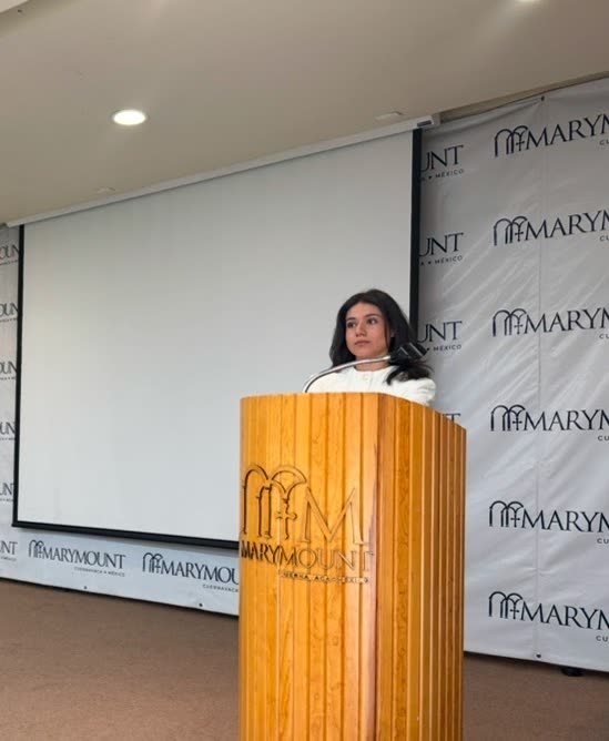 Oradora en el podio de MARYMUN