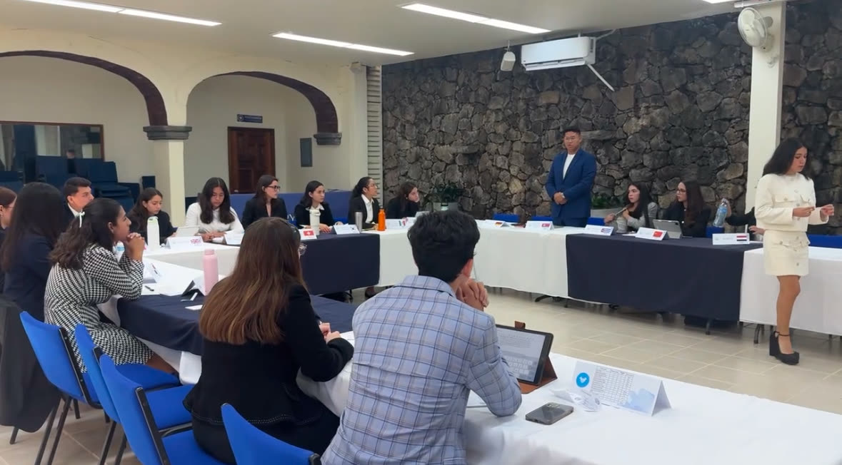 Sesión de comité en la sala principal